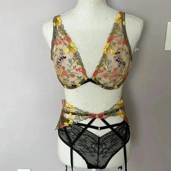 Victoria’s Secret Dream Angel Unlined Plunge with Matching Garter & Black Panty
